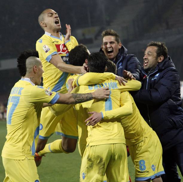Napoli-Roma 3-0, semifinale di ritorno di Coppa Italia: ecco la festa degli azzurri, in maglia gialla. Afp